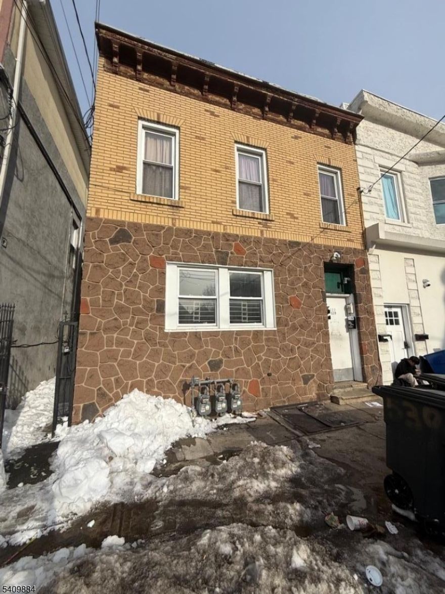 Excellent 3-Familt investment opportunity located in Elizabeth, just minutes from EWR Airport and Public Transportation. Property Features One Vacant Unit, Ideal for owner-occupants or investors. Convenient access to shopping, highway and transit. Great Potential.