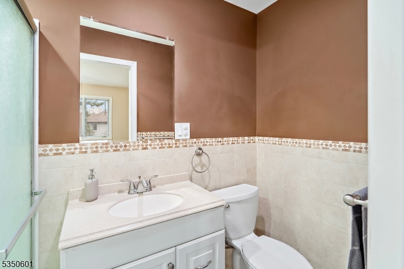 Edison Twp., New Jersey 08820, United States, 2 Bedrooms Bedrooms, ,3 BathroomsBathrooms,Residential,Pending,108156