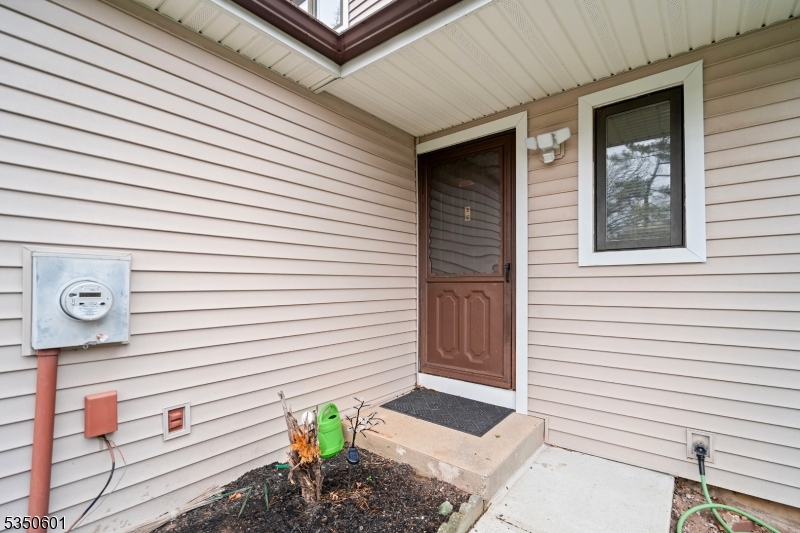 Edison Twp., New Jersey 08820, United States, 2 Bedrooms Bedrooms, ,3 BathroomsBathrooms,Residential,Pending,108156