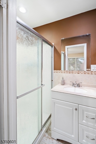 Edison Twp., New Jersey 08820, United States, 2 Bedrooms Bedrooms, ,3 BathroomsBathrooms,Residential,Pending,108156