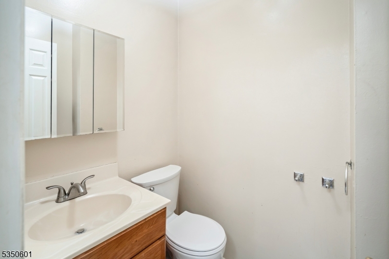 Edison Twp., New Jersey 08820, United States, 2 Bedrooms Bedrooms, ,3 BathroomsBathrooms,Residential,Pending,108156