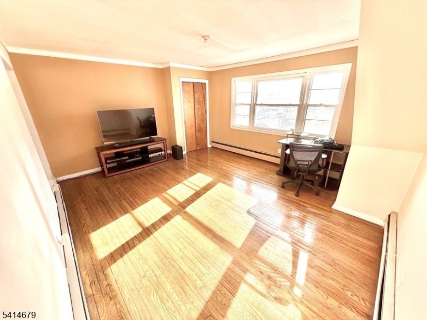 Bright and inviting 2 bedroom apartment featuring a spacious living room and kitchen with a layout that feels comfortable and truly home like. The unit offers plenty of natural light and is in good condition, creating a warm and pleasant atmosphere throughoutit, the HEATING is INCLUDED in the rent. Located in a quiet residential area, the apartment does not include a parking space, however street parking is widely available and easy to find. A great opportunity for tenants looking for a comfortable place to call home.