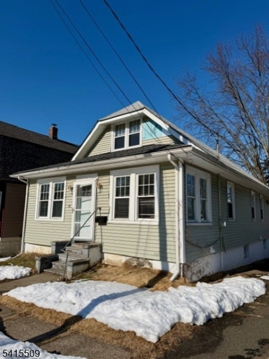 4 Bedroom 2 Bathroom in Desrirable N Caldwell! Large Rooms, Eat-In Kitchen,  Ground Floor Bedroom,  Full Walkl-out Basement, Detached Garage,  Great Location, Must See!  ... Close To Shopping, Major Highways, Resaturants & Much More!!!