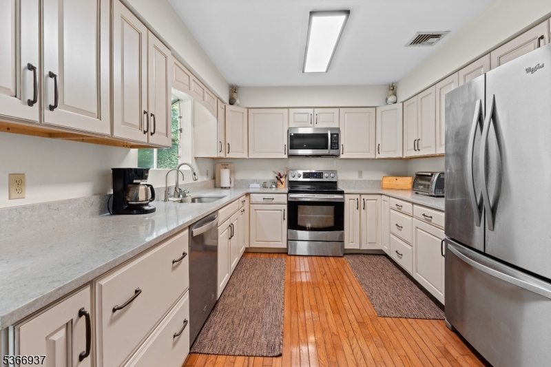 COUNTRY OAKS - Residential