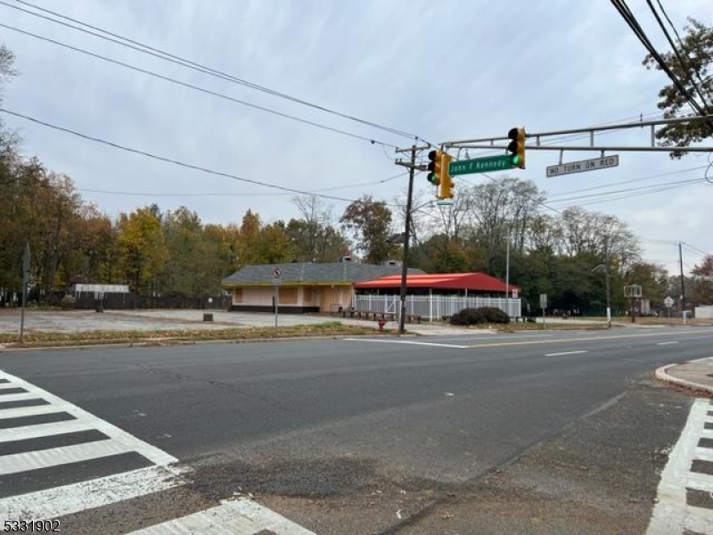 Former McDonalds property on approximately 21,000 lot with great visibility and traffic countGood for many uses with zoning schedule availableTremendous location and oppurtunity