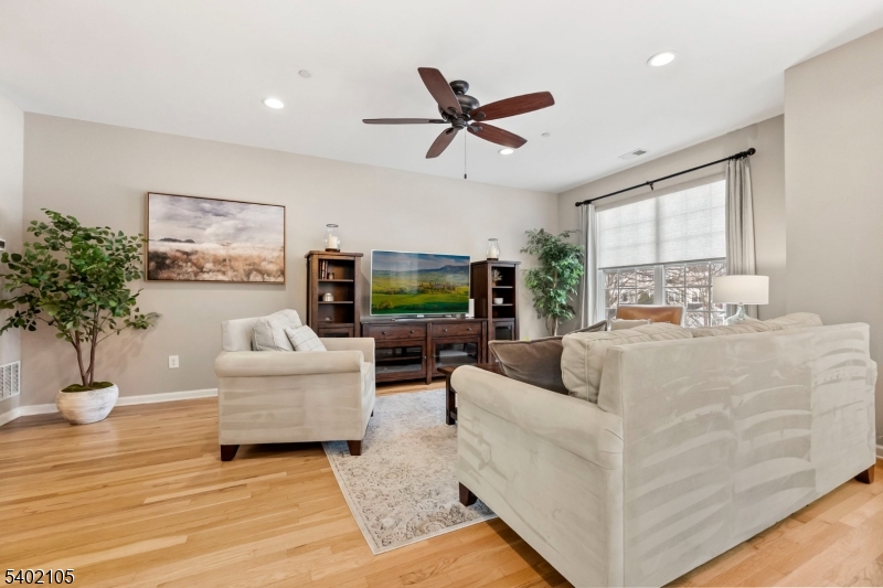 South Bound Brook Boro, New Jersey 08880, United States, 3 Bedrooms Bedrooms, ,3 BathroomsBathrooms,Residential,Active,257486