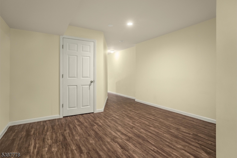 MONTGOMERY RIDGE - Residential