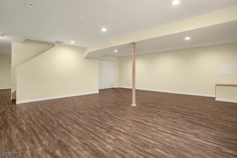 MONTGOMERY RIDGE - Residential