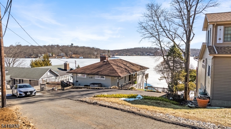 Lake Hopatcong Lakefront. - Residential