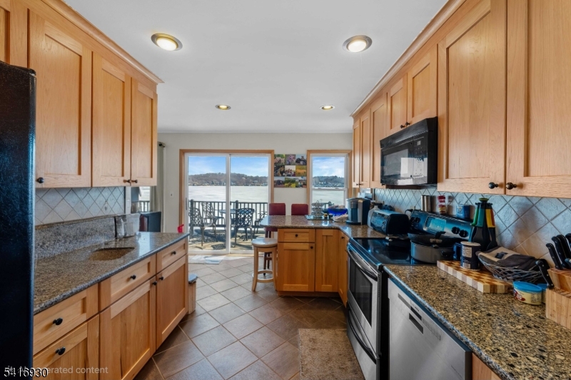 Lake Hopatcong Lakefront. - Residential