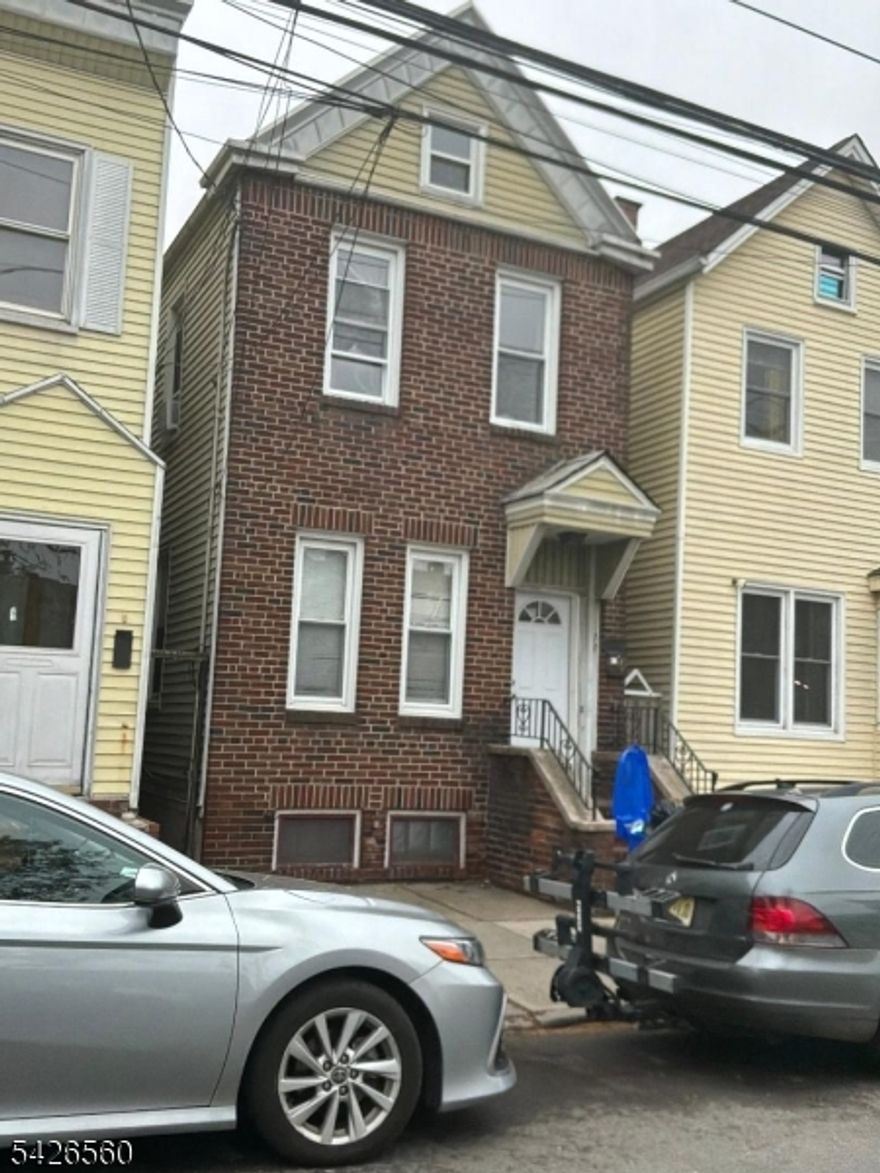 Ironbound section 1 unit w/4-bedrooms 1 full bath eat in kitchen , gas, heat, full unfinished basement. Near all shopping, restaurants Ferry st, bus stop pen station.