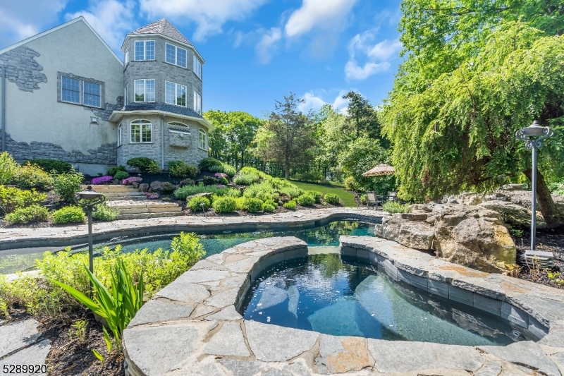 Round Hill - Residential