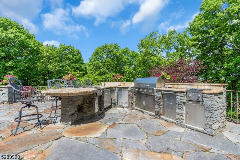 Round Hill - Residential