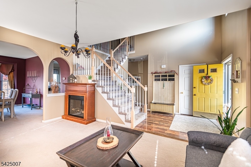 COUNTRY HILLS - Residential