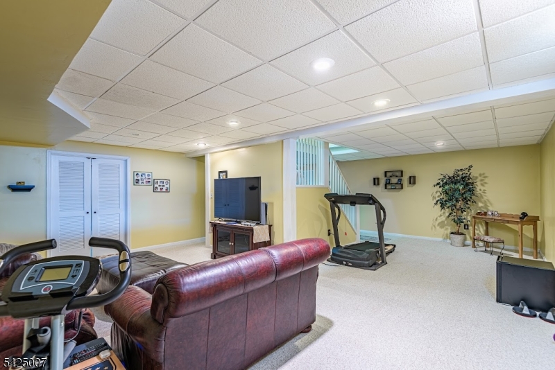 COUNTRY HILLS - Residential