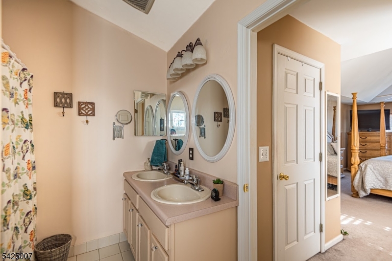 COUNTRY HILLS - Residential