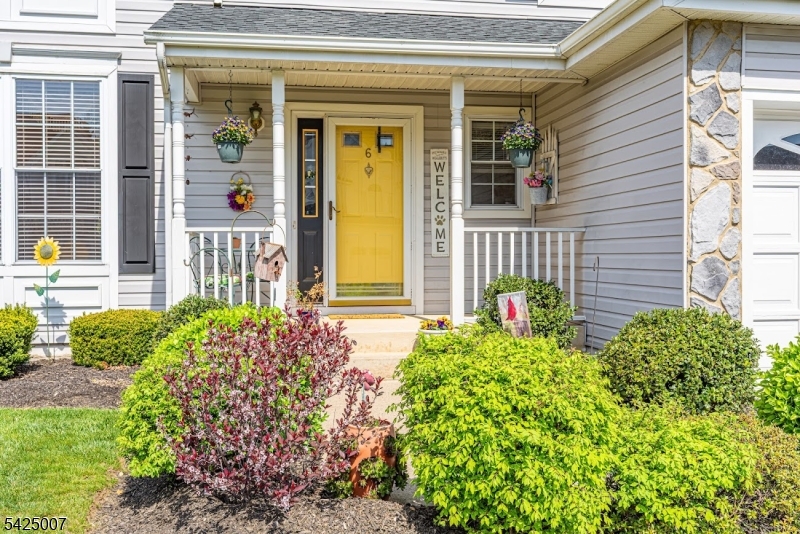 COUNTRY HILLS - Residential