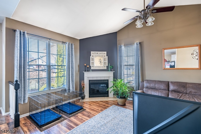 COUNTRY HILLS - Residential