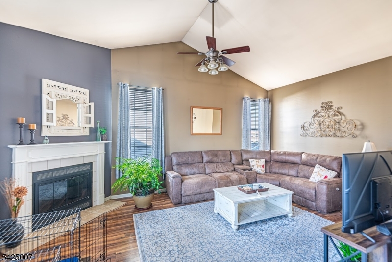 COUNTRY HILLS - Residential