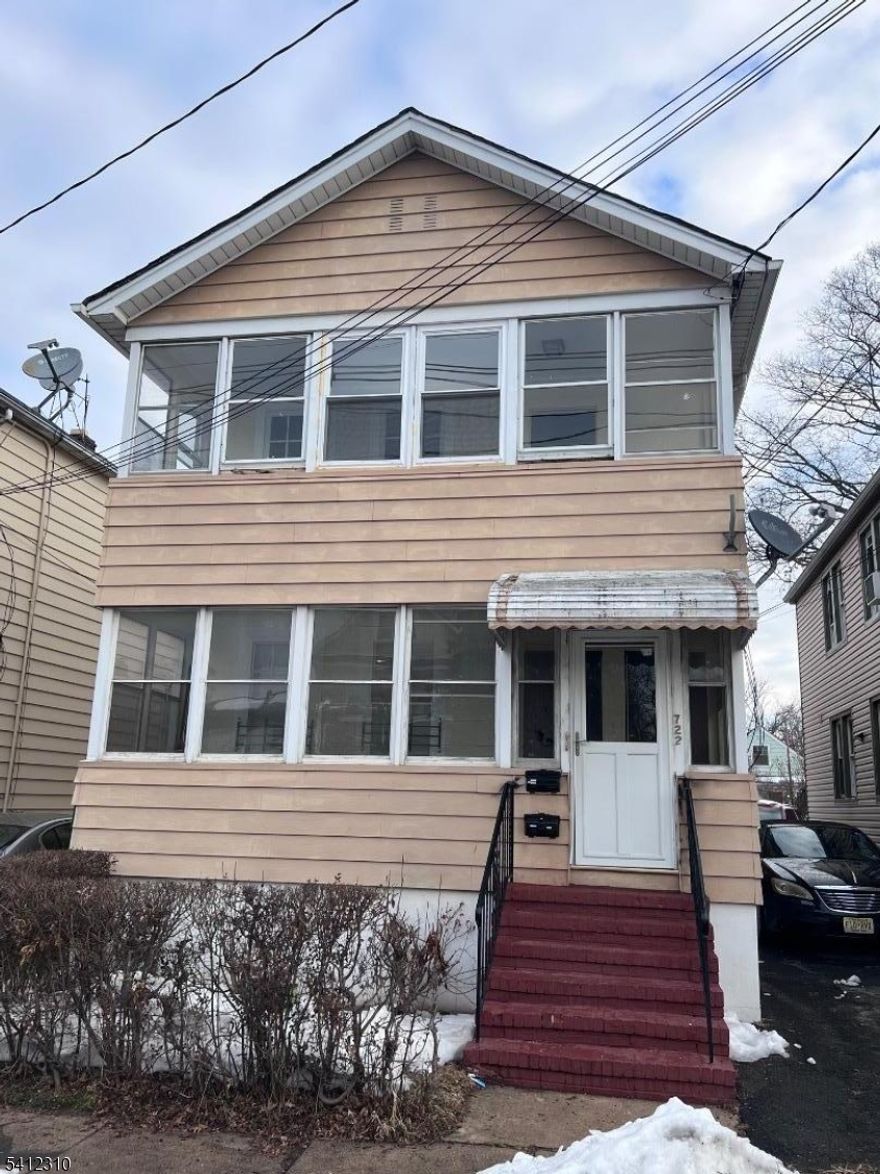Bright, newly redecorated, 2-Bedroom, 2nd floor apartment, located in a residential area. Convenient to public transportation, shopping, major highways and family entertainment. Minutes from Newark Int'l Airport, NYC and the Jersey Shore.