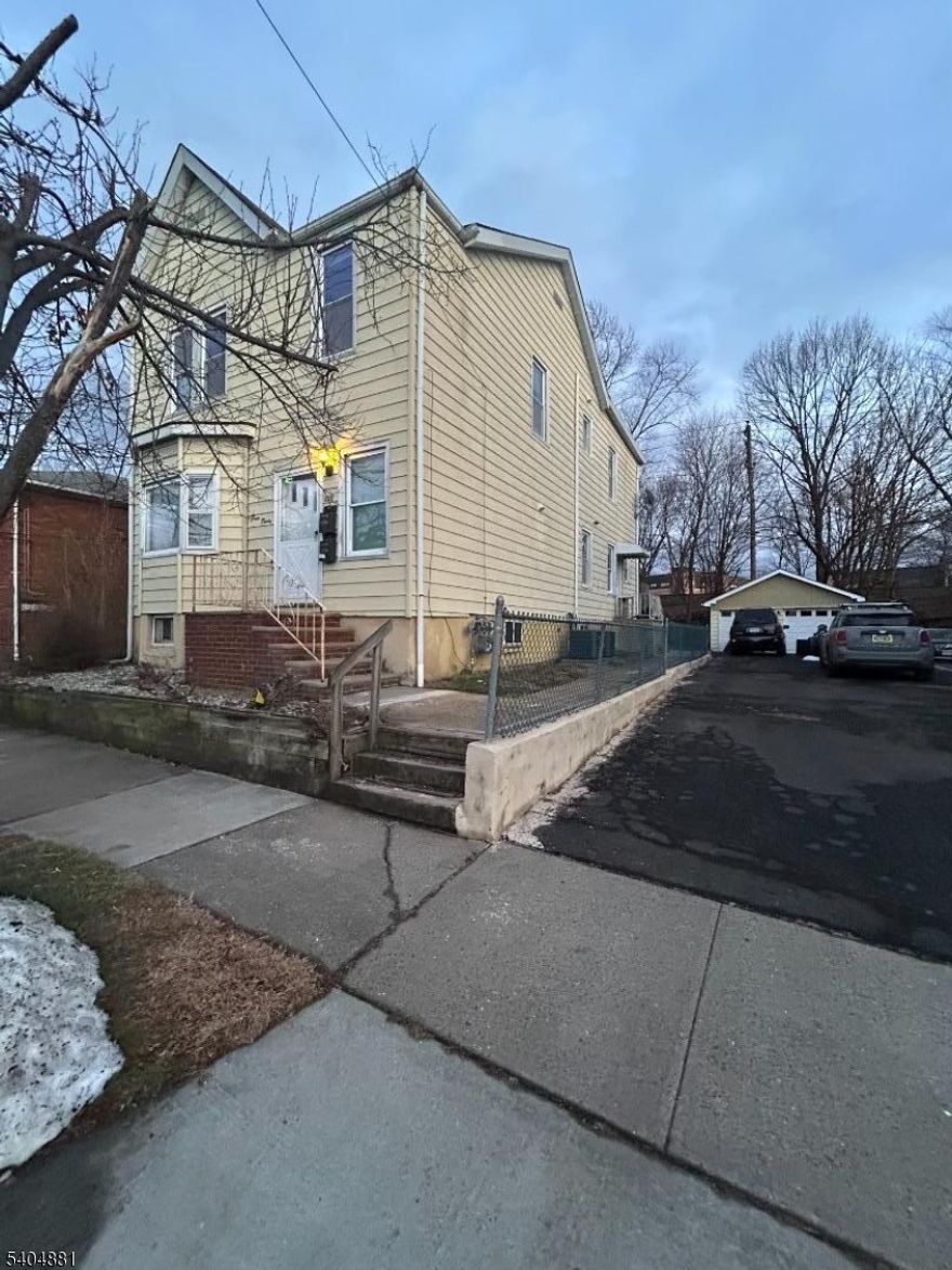 WOW! FULLY REMODELED APARTMENT FEATURING LARGE LIVING ROOM, 3 SPACIOUS BEDROOMS, IMPRESSIVE LARGE BATH AND A KITCHEN TO DIE FOR. LAUNDRY AREA, CENTRAL AIR, PARKING, ATTIC FOR STORAGE AND MUCH MORE. HURRY, WILL NOT LAST!!