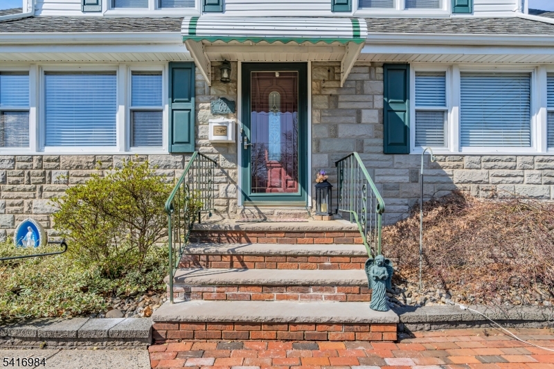 DESIRABLE NORTHSIDE - Residential Lease