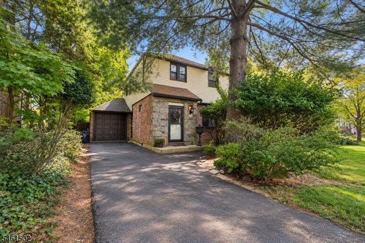 Photo 1 of 17 — 252 Everett Pl, Englewood City, NJ 07631
