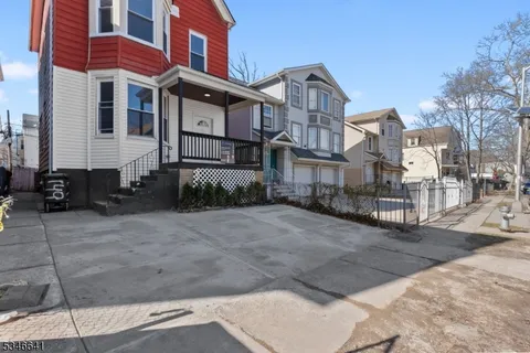MLS: 3953038
