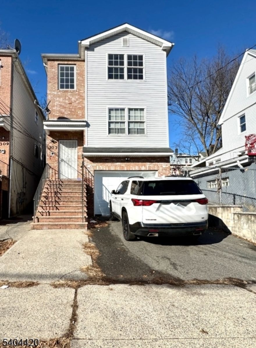 Welcome to this 3-bedroom, 2-bath apartment in Upper Vailsburg. Spacious rooms, good natural light, and a comfortable layout that just works. Close to everyday essentials and public transportation. Easy place to settle into and feel at home.