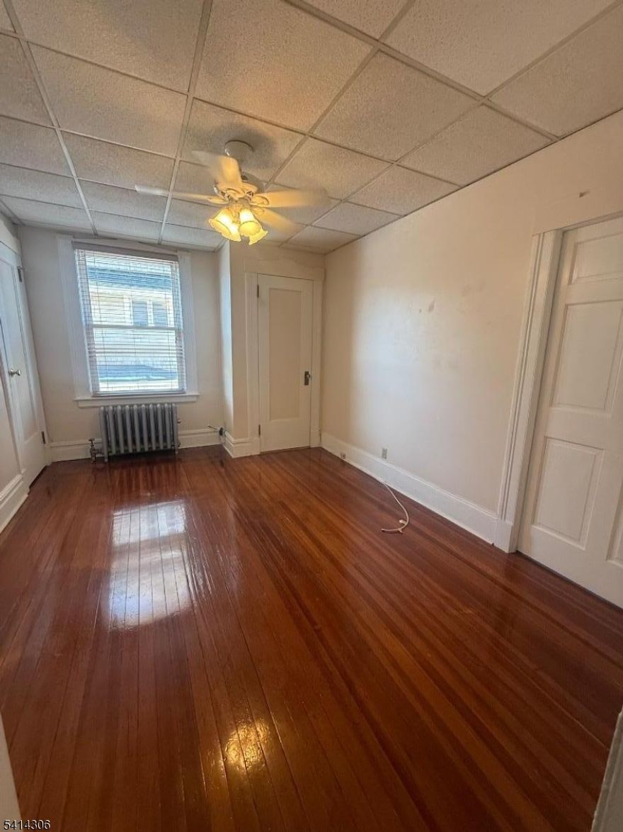 Nice 1 bedroom apartment with utilities included. Also includes one assigned parking spot. Great location walking distance to restaurants, stores and public transportation.