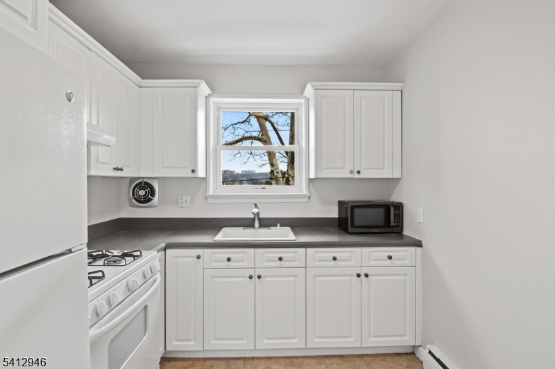 KATHLEEN GARDENS - Residential Lease