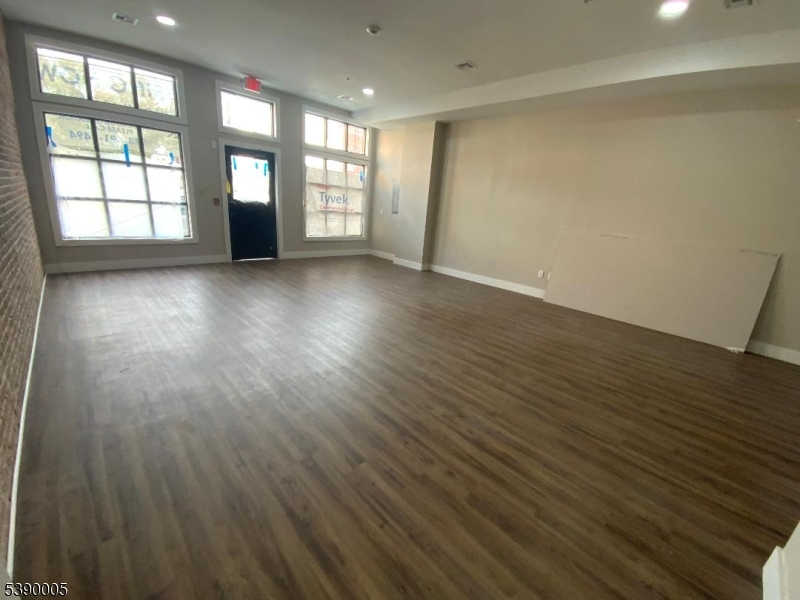 IRONBOUND - Commercial Lease