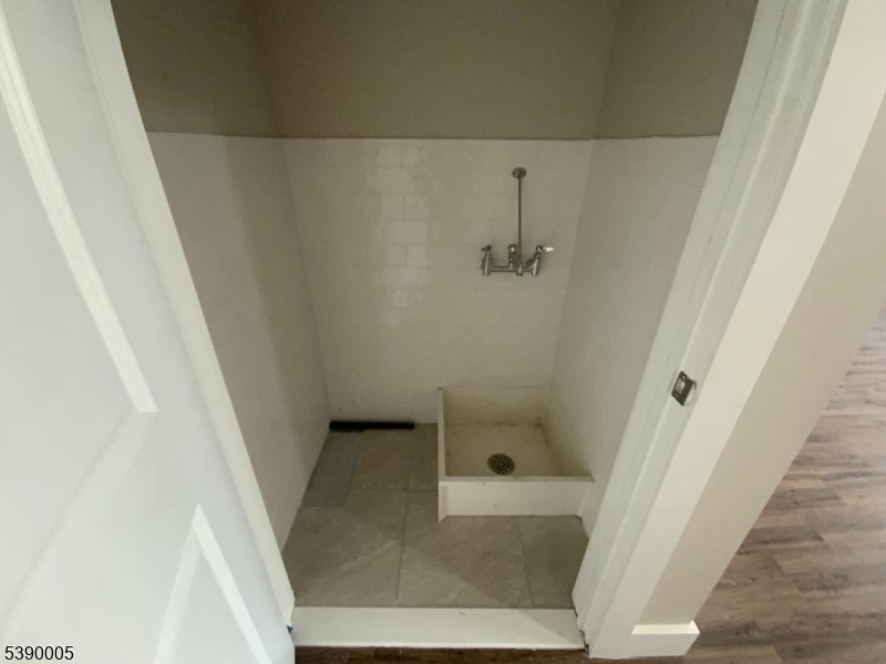 IRONBOUND - Commercial Lease