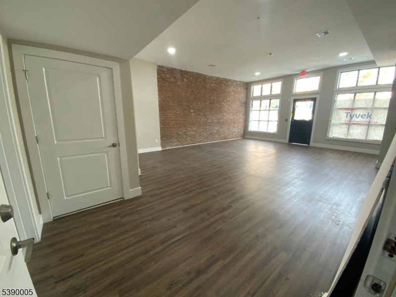 IRONBOUND - Commercial Lease