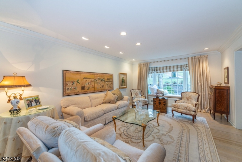 RIKER HILL - Residential