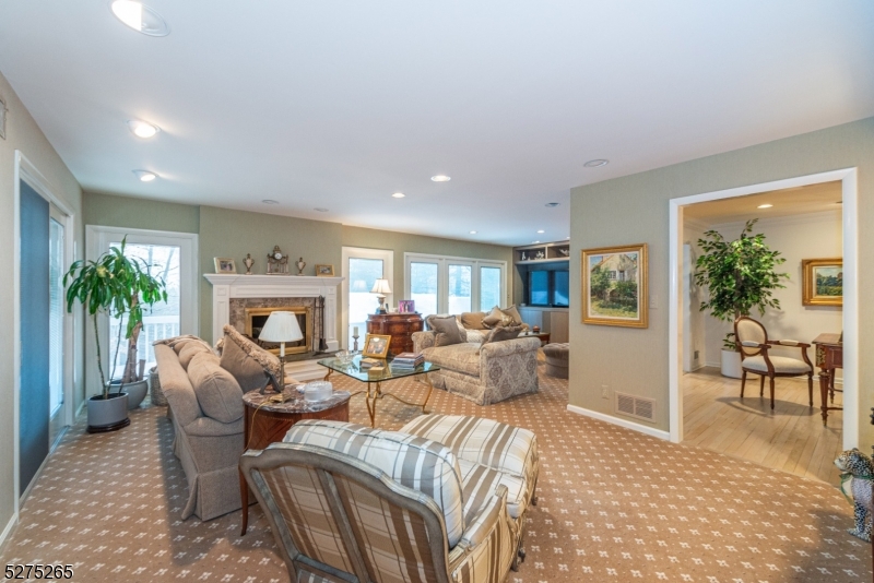 RIKER HILL - Residential