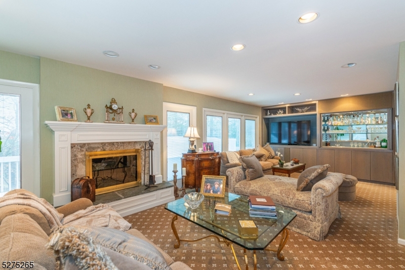 RIKER HILL - Residential