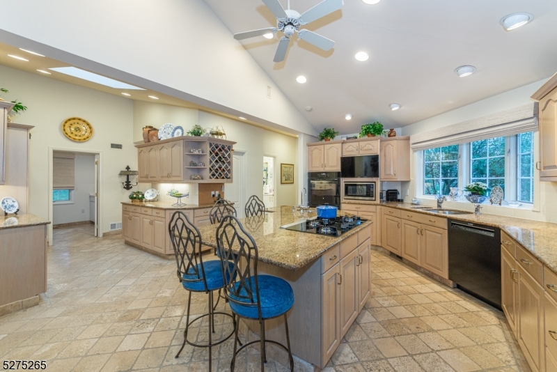 RIKER HILL - Residential