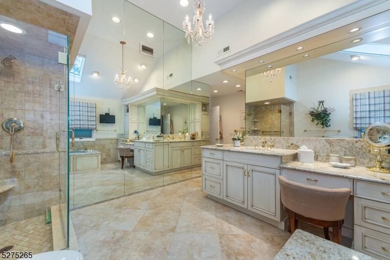 RIKER HILL - Residential