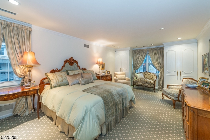 RIKER HILL - Residential