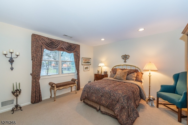 RIKER HILL - Residential