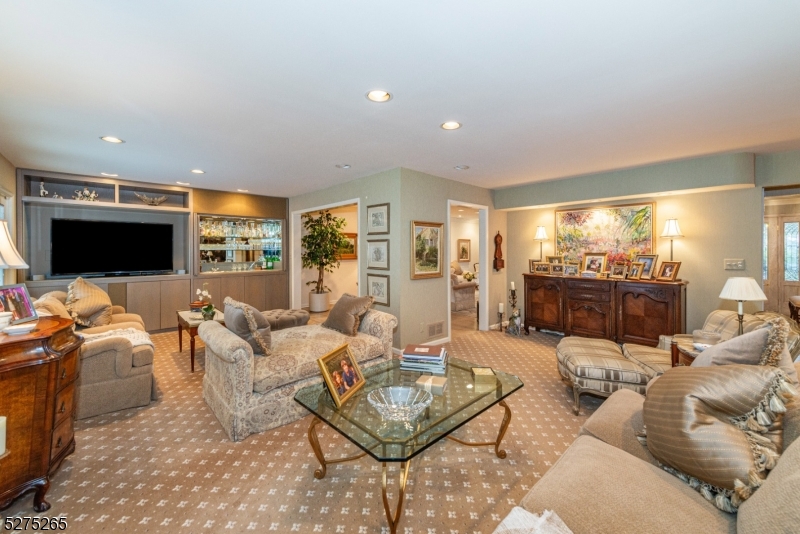 RIKER HILL - Residential