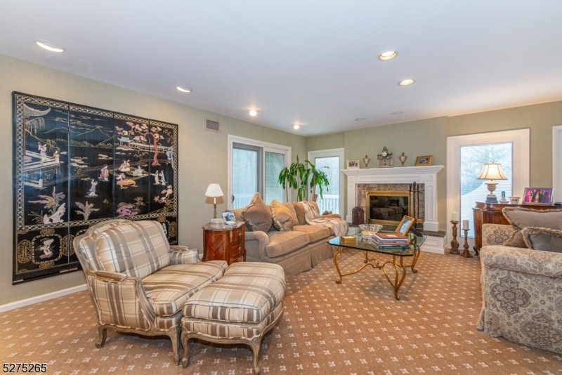 RIKER HILL - Residential