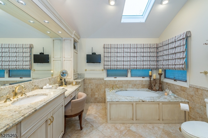 RIKER HILL - Residential