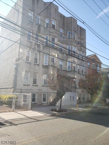 141 Manhattan Ave