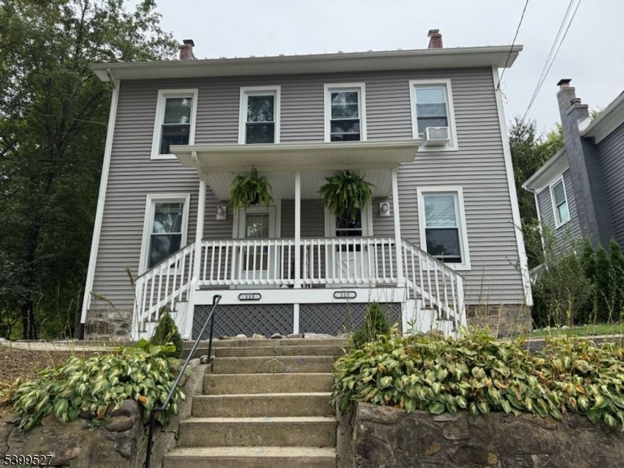 4 LEVELS. 2 bedrooms with a BONUS ATTIC SPACE WITH CLOSETS previously used as a bedroom. MULTI-LEVEL, RENOVATED, SMOKE-FREE unit! Washer and Dryer in unit!