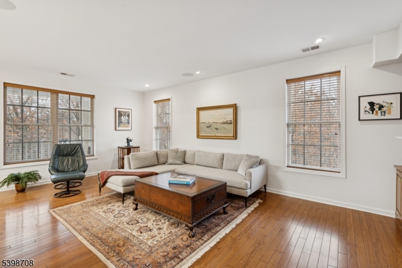 FOUR SEASONS - Residential