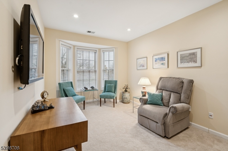 FOUR SEASONS - Residential