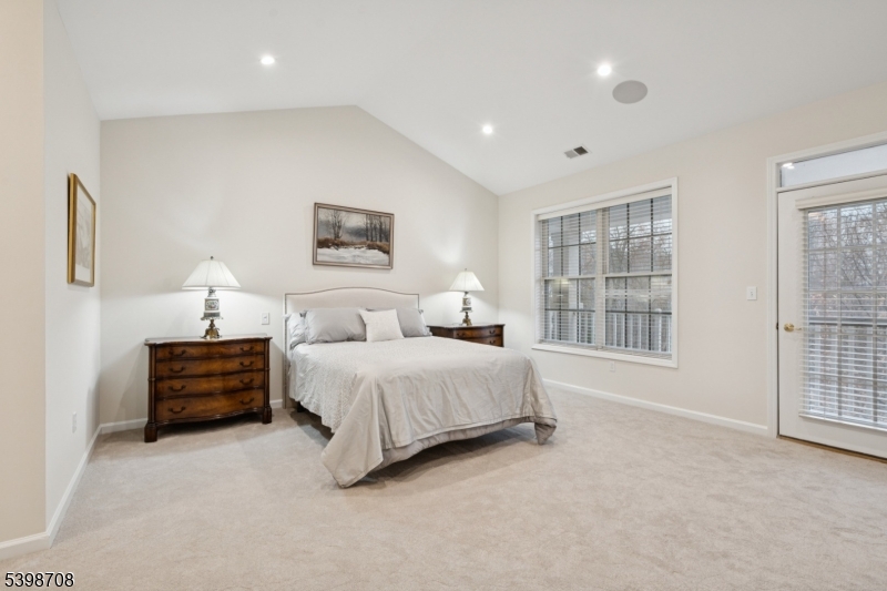 FOUR SEASONS - Residential