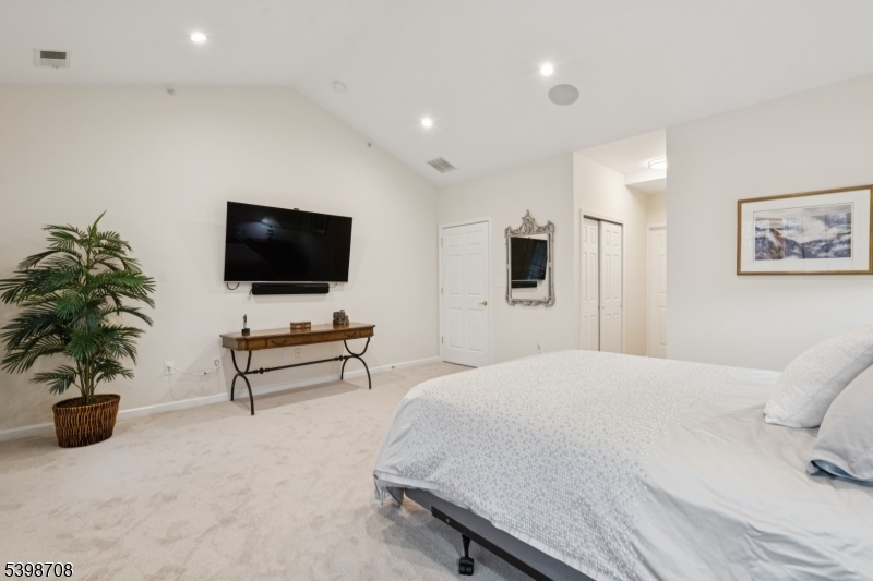 FOUR SEASONS - Residential